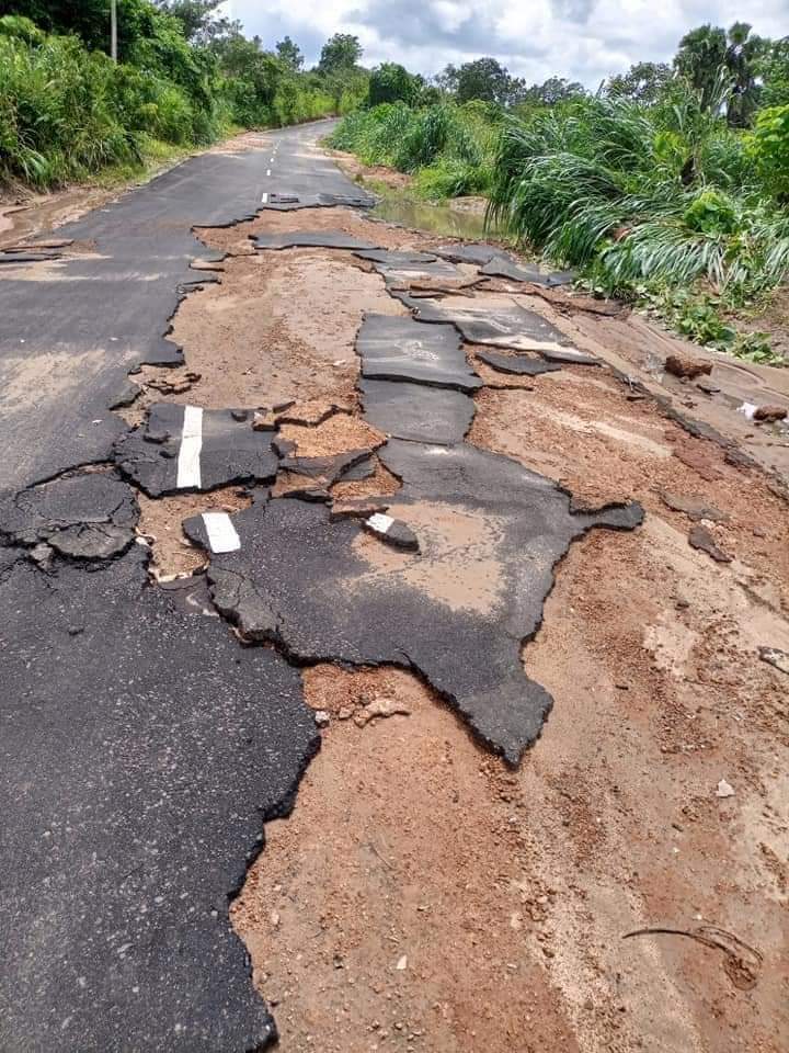 PHOTOS: Edo Road Washed Off Two Months After Completion<br>Community-focused platform, TrackaNG has revealed that the road linking Uokha to Ohanmi, Owan East LGA, Edo State has been washed off barely two months after it was completed. The project was done by the Federal Ministry of Agriculture